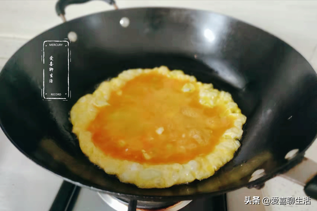 炒鸭蛋怎么做好吃，炒鸭蛋怎么做好吃窍门（春季少吃鸡蛋多吃鸭蛋）