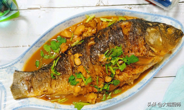 吃鲤鱼鱼籽的禁忌，吃鲤鱼鱼籽的好处和坏处（肚子大的好还是肚子小的好）