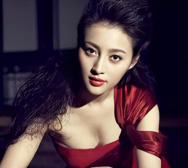 演员甘婷婷简历，甘婷婷：曾手握百余支广告