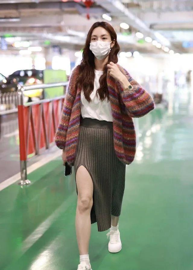 沈梦辰穿针织裙暴露大肚子孕相明显，网友：这么快就有了？