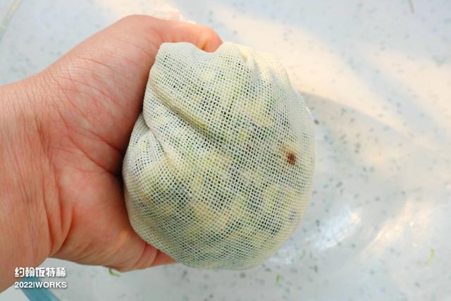 槐花饼怎么做好吃又简单，槐花饼的简易做法（烙饼吃可真香啊）