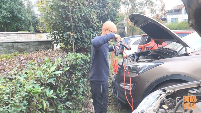汽车没电怎么搭电，汽车电瓶没电了怎么搭电（车子没电了如何搭电启动）