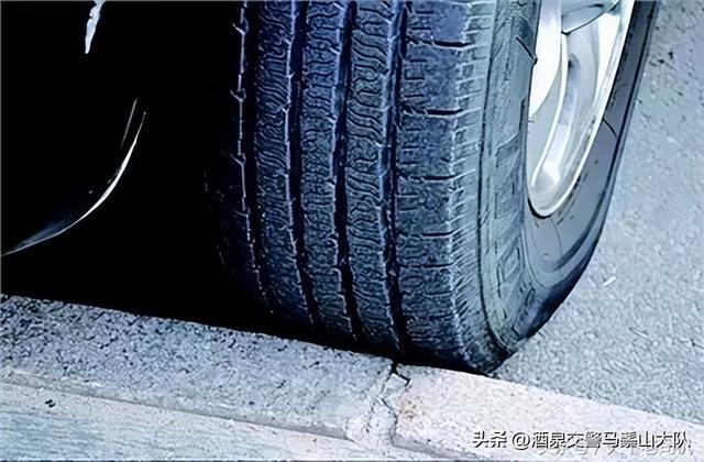 轮胎上的数字和字母是什么意思，拖拉机轮胎上的数字和字母是什么意思（这些汽车隐藏的轮胎知识）