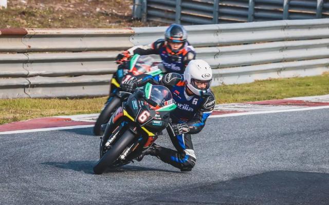 如何成为一名职业赛车手，怎么成为职业赛车手（原来普通人也可以成为专业车手）