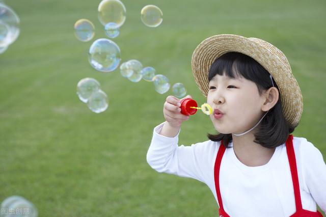 女生自我介绍简单大方，大一女生简单新颖的自我介绍（平常女孩的自我介绍）
