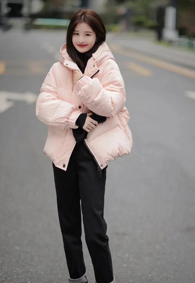 穿什么颜色的衣服最显白，穿衣服显白的几种颜色（今年羽绒服别穿黑色了）
