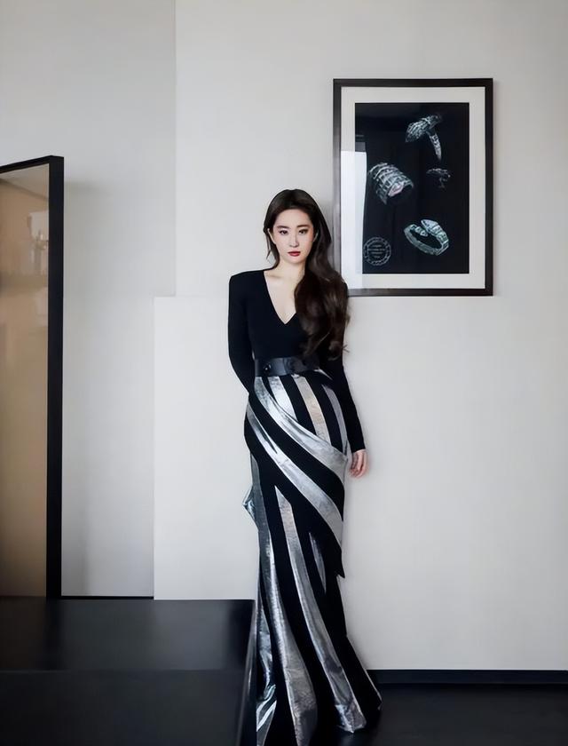 如今的刘亦菲依旧风采迷人，不管正面看还是背后看