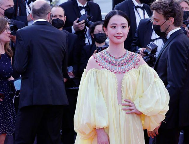 关于李梦的简介，关于李梦的简介英文（肚子挤出赘肉太真实）