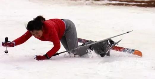 滑雪单板和双板哪个难，滑雪装备一套下来多少钱（单板滑雪好学还是双板滑雪好学）