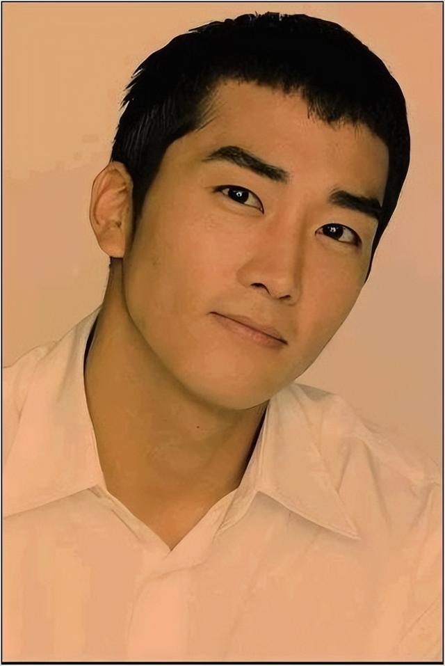 韩国影星宋承宪近况，宋承宪近况（晒与初中班主任和同学的合影）