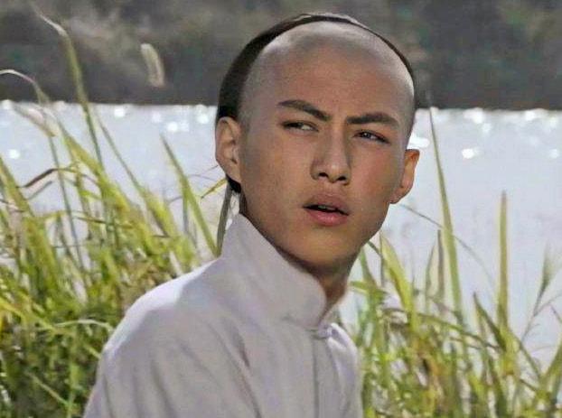 隋俊波：父亲不让谈恋爱，错过靳东保剑锋，34岁嫁导演被宠成公主