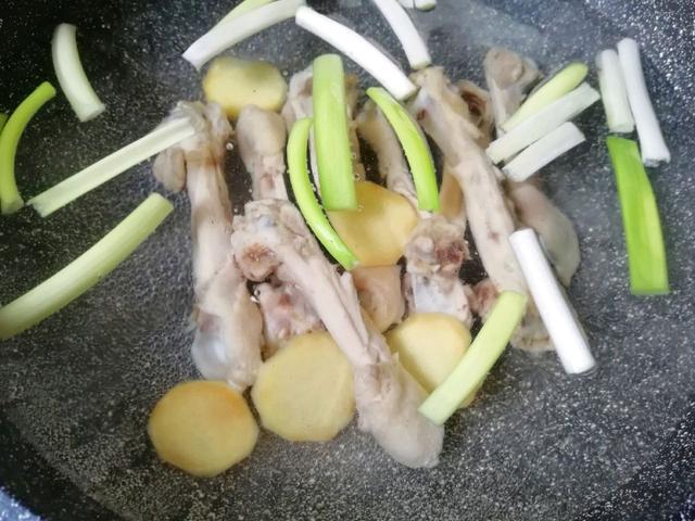 香菇鸡汤面做法，鸡肉香菇汤面的做法（天冷就馋这一口香菇鸡汤面）