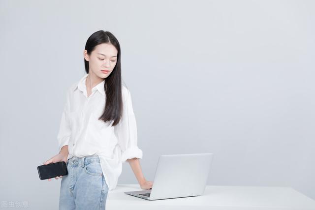 t恤打结方法图解下摆衣角，白色T恤下摆如何打结（下摆衬衫怎么系蝴蝶结）