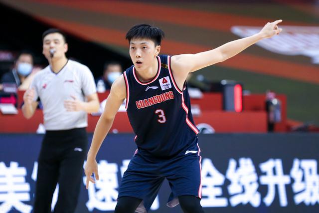 三秒违例图解，进攻3秒是什么意思（阿不都与于德豪6犯被罚下）