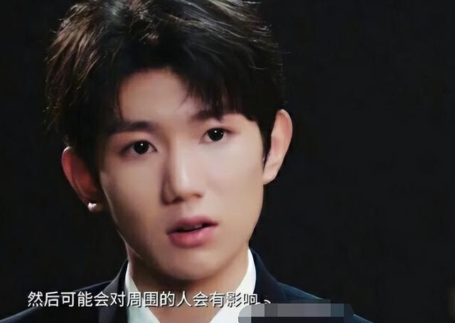 吸烟女生头像微信，吸烟女生头像（浪姐聚会被拍到室内抽烟）