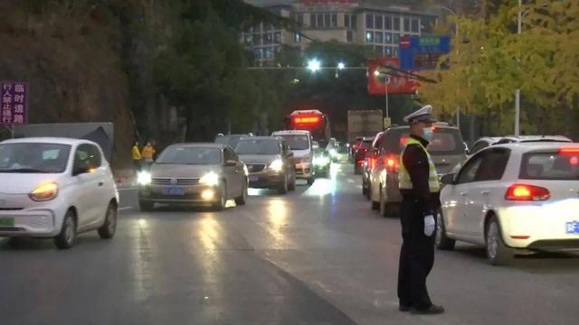 京藏高速大堵车，今日北京17点交通怎么样堵车吗（一次堵车事件出动400多名交警）