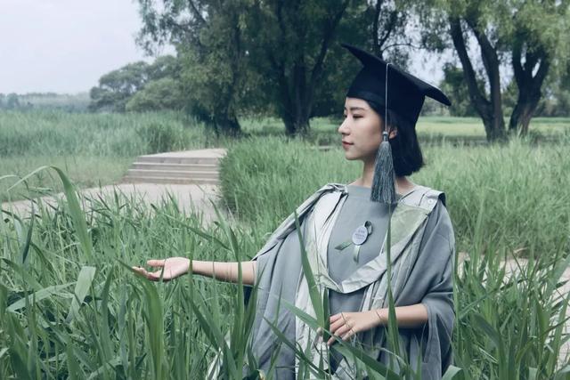 博士服硕士服和学士服的区别，学士服不同颜色的披肩分别有什么含义（毕业生学位服居然能这么美）