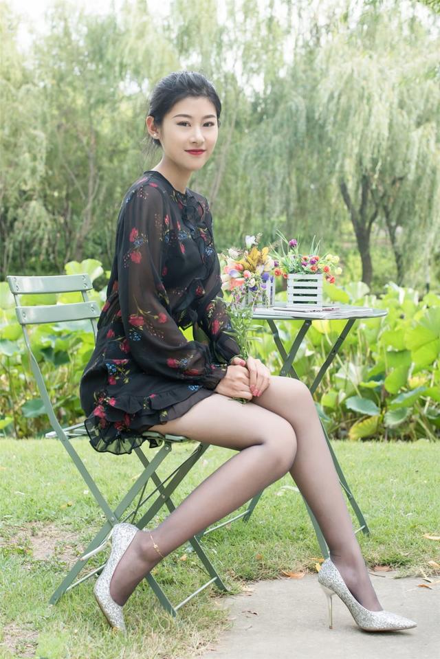 黑色纱裙怎么搭配上衣图片，黑色纱裙怎么搭配上衣（可以搭出小仙女的感觉）
