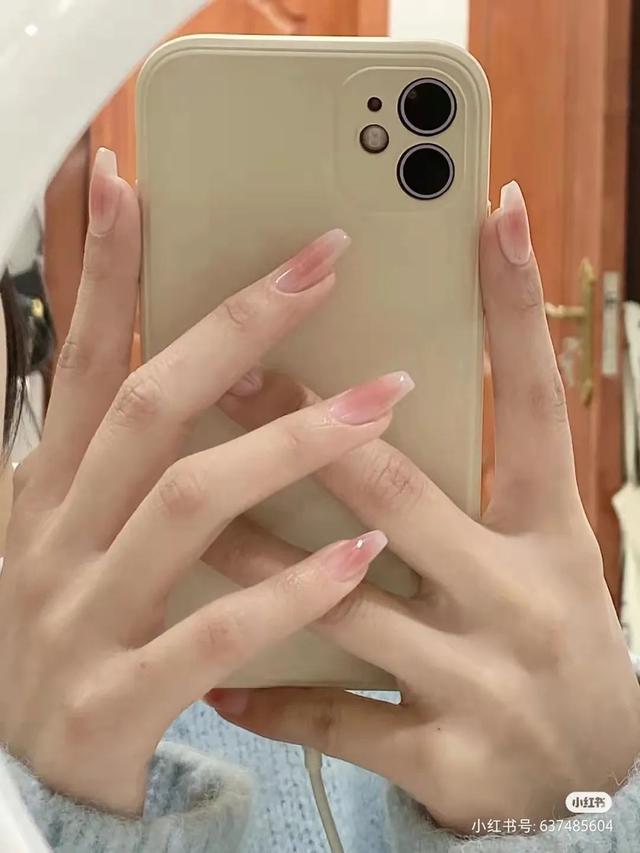 指甲油裸色和透明色有什么区别，护甲油和透明色的指甲油一样吗（显白好看，春夏必做）
