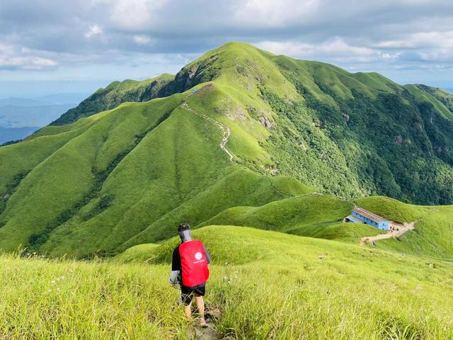 郑州驴友团徒步“云中草原”武功山