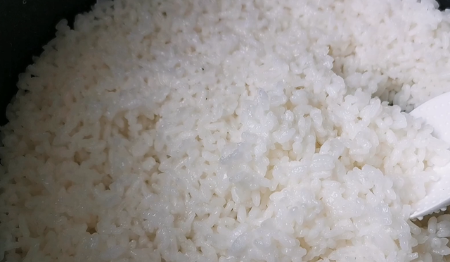 做米饭放多少水，做4个人的米饭放多少水合适（教你加这3样东西）