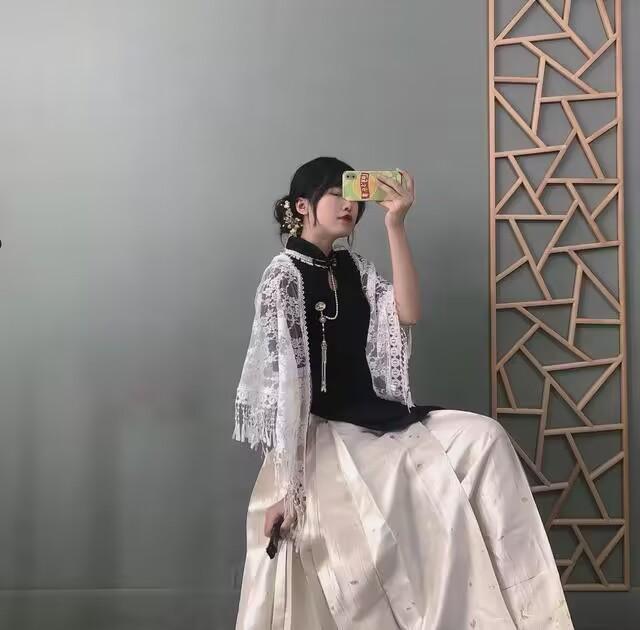 穿旗袍配什么发型，穿旗袍配什么发型年轻（下面马面裙”的穿法真美）