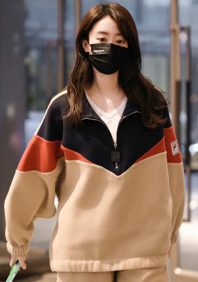 白色卫衣怎么搭配，白色卫衣怎么搭配好看（宽松拼色卫衣配奶茶色套装卫裤）