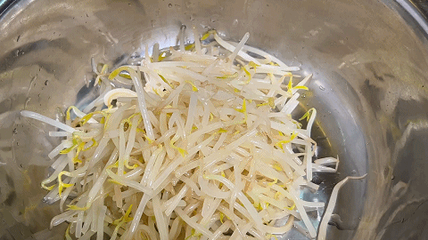 红椒怎么做好吃，青椒红椒怎么做好吃（黄瓜丝和红椒丝让人看着更有食欲）