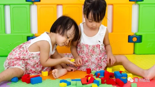 纠正儿童内八字的方法图解，宝宝走路内八字怎么办（快看看你家宝宝这样坐吗）