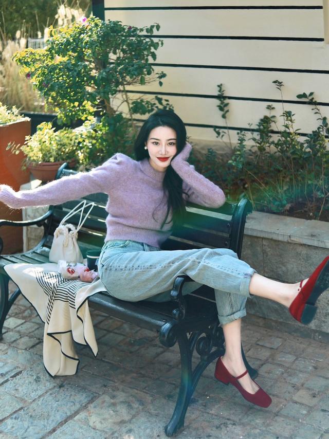 街拍牛仔裤搭配技巧，牛仔裤下面一定不要配“运动鞋”