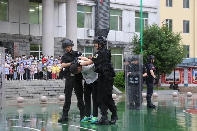 警用对讲机的简介和特点详情介绍，公安警用对讲机品牌（警宝收获特殊节日礼物）