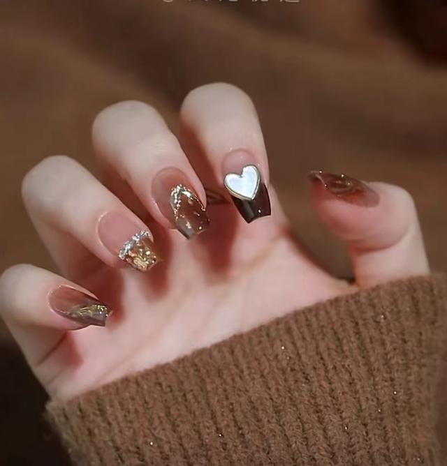 什么款式的美甲好看又显高贵，推荐几个美甲款式（秋冬千金/御姐/贵妇美甲合集来了）