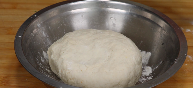 放了酵母还放小苏打吗，蒸馒头放了酵母还要放小苏打吗（一个小妙招轻松解决）