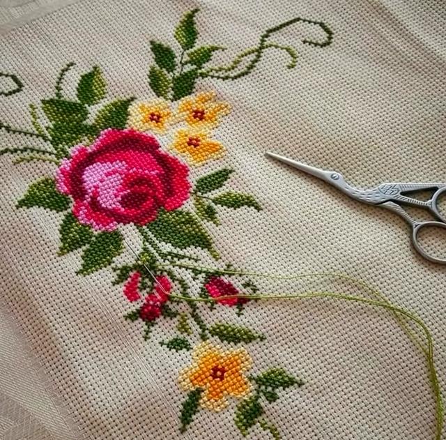 在家加工十字绣，在家加工十字绣赚钱吗（这些漂亮的十字绣都是她缝制的）