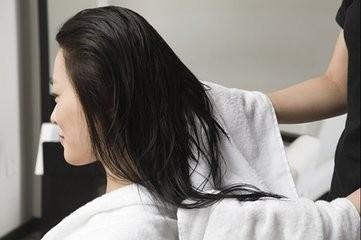 如何长出一头乌黑亮丽的头发，拥有乌黑秀发；成为发量大户；那你应该这么洗发