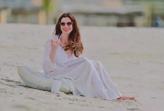 形容女生笑容灿烂的句子，形容女生笑容灿烂的句子成语（难以抗拒的笑容与美丽）