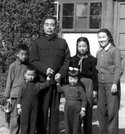 周总理后人今何在，与他血脉相亲的两兄弟