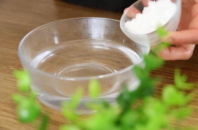炸虾片是热油还是冷油下锅，炸虾片用热油还是凉油（还是冷锅倒油）