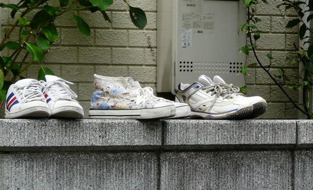 如何用清洁液清洗小白鞋，如何用清洁液清洗小白鞋视频（你知道正确清洗方法吗）