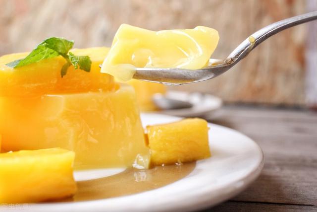 草莓牛奶汁做法，草莓牛奶饮品做法（夏天用水果自己做甜品）