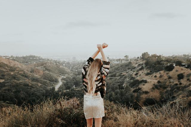 越是有钱的男人越喜欢的女人，为什么女人都喜欢有钱的男人（有钱男人更容易对三种女人着迷）
