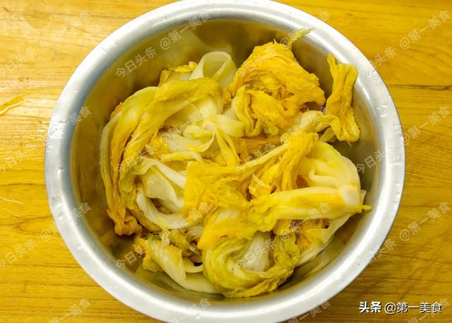 腌酸菜的做法，腌酸菜的做法大全视频（放料越多越难吃）