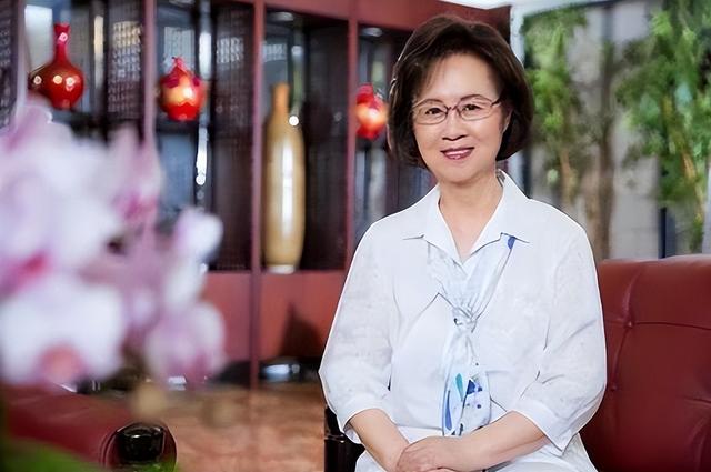 琼瑶的婚姻史，“爱情教母”琼瑶到了暮年