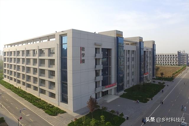 校地合作结硕果 携手共赢谋新篇｜高陵区与西安工商学院签订战略合作框架协议，校地合作结硕果（西安工商学院）