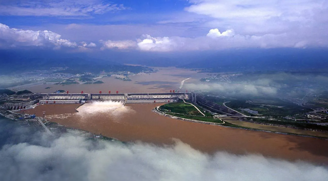 三峡水电站的总装机容量是多少万千瓦，三峡水电站总装机容量和年发电量（三峡水库最大蓄水393亿立方米）