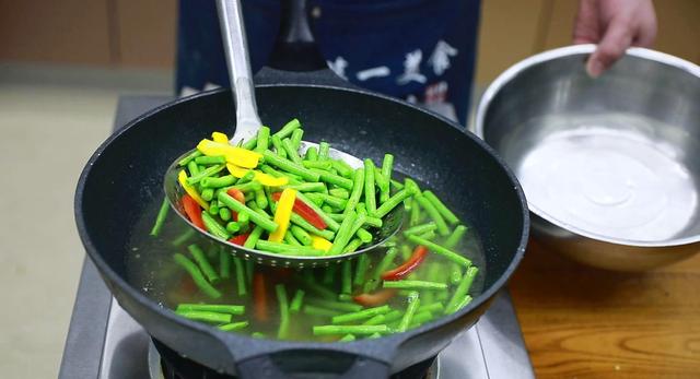 红烧肉的热量是多少，红烧肉的热量是多少千焦（难怪很多人喝水都胖）