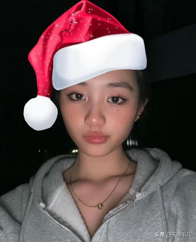 黄多多ins近照，17岁的黄多多变化大