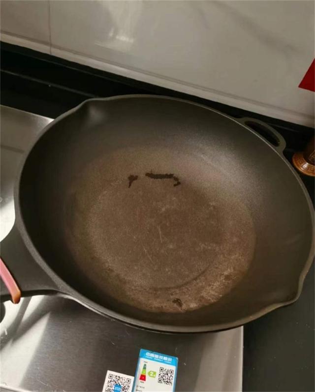 普通不粘锅好还是麦饭石锅好，麦饭石锅的优缺点（炒菜做饭用铁锅好）