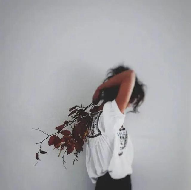 爱一个人好难伤感句子，爱一个人好难的伤感句子（心如死灰的伤感说说）