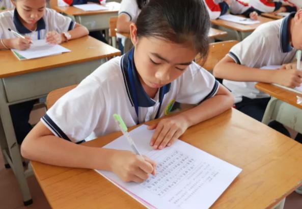 家长评语怎么写小学（小学期末试卷2字评语引热议）